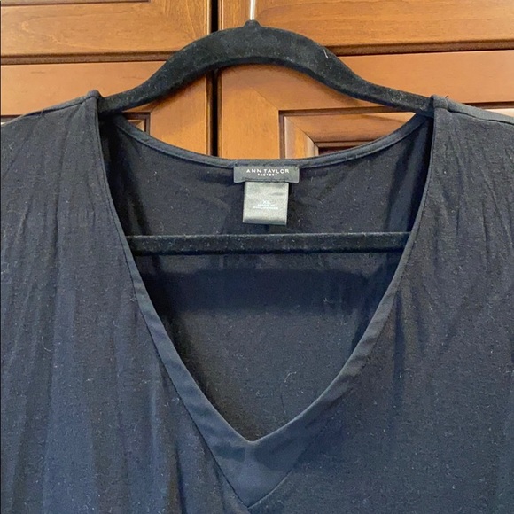 Ann Taylor Factory black v-neck sleeveless top - Picture 2 of 6